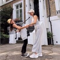 Terlihat kompak tidak harus melalui warna. Jennifer Bachdim dan putrinya tampil serasi dengan gaya busana yang seirama.  Foto: Instagram @jenniferbachdim