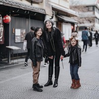 Saat berpergian di musim dingin atau khususnya Jepang, gaya street style kompak Sharena dan anak-anaknya dengan jaket kulit serta boots bisa menjadi pilihan. Foto: Instagram @mssharena