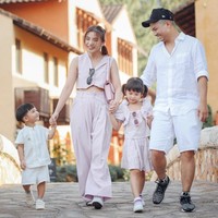 Ini dia inspirasi gaya street style dengan anak saat liburan dari Chelsea Olivia dan Glenn Alinskie. Pilihan paduan soft pink dan putih membuat mereka tampak kompak sekaligus harmonis. Foto: Instagram @chelseaoliviaa
