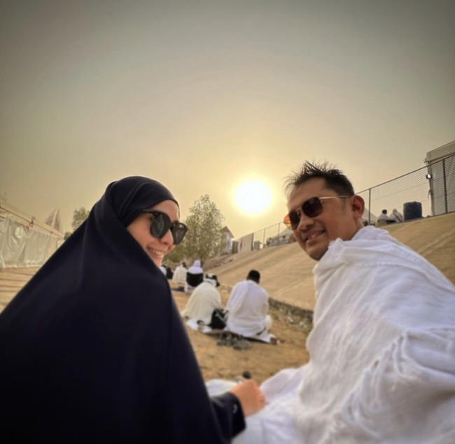 Banyak yang nanya dari keluarga, temen, bahkan anak sendiri, wahh bia berubah ya sekarang pakaiannya.. bia skr syari ya? Bia lebih adem liatnya.. beneran nih? sampe banyak yang cuma bengong, liatin aja, ngomong dalam hati mungkin, juga sampe kapan begini? Oh atau karna mau jualan brand baru Dll, dst, dsb, tulisnya dalam unggahannya di Instagram. Foto: Dok. Instagram @zaskiadyamecca.