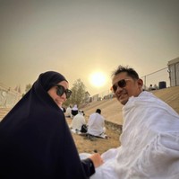 Banyak yang nanya dari keluarga, temen, bahkan anak sendiri, wahh bia berubah ya sekarang pakaiannya.. bia skr syari ya? Bia lebih adem liatnya.. beneran nih? sampe banyak yang cuma bengong, liatin aja, ngomong dalam hati mungkin, juga sampe kapan begini? Oh atau karna mau jualan brand baru Dll, dst, dsb, tulisnya dalam unggahannya di Instagram. Foto: Dok. Instagram @zaskiadyamecca.