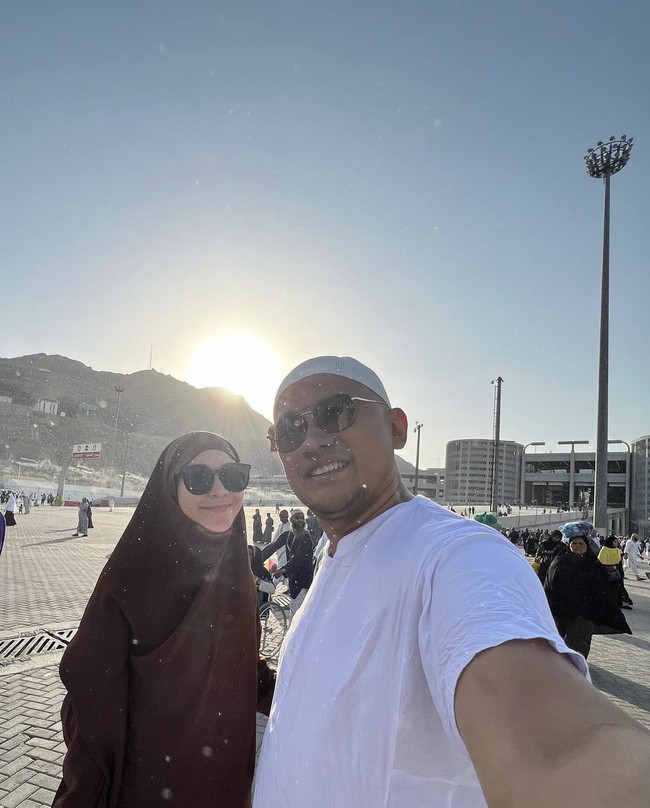 Pasangan selebriti Hanung Bramantyo dan Zaskia Adya Mecca baru saja menunaikan ibadah haji pada tahun ini. Penampilan Zaskia Adya Mecca yang mengenakan hijab dan busana syari saat naik haji mendapatkan beragam komentar dari orang sekitarnya. Foto: Dok. Instagram @zaskiadyamecca.
