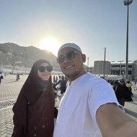 Pasangan selebriti Hanung Bramantyo dan Zaskia Adya Mecca baru saja menunaikan ibadah haji pada tahun ini. Penampilan Zaskia Adya Mecca yang mengenakan hijab dan busana syari saat naik haji mendapatkan beragam komentar dari orang sekitarnya. Foto: Dok. Instagram @zaskiadyamecca.
