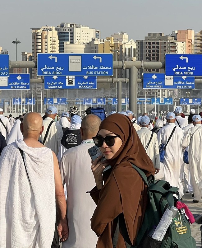 Pemain film Ayat-ayat Cinta ini mengaku tak ambil pusing karena penilaian orang lain. Baginya yang terpenting adalah penilaian dari Allah SWT. Tapiii, Gimana kalau hal2 seperti ini kita berikan ruang buat siapapun berpakaian sesuai dengan nyamannya.. tanpa di tanya, tanpa harus berstatement, tanpa di judge ketika ga sesuai keyakinan kita.. cukup mendoakan kalau dirasa ingin🤗🤗 Apapun, siapapun itu, seperti apa pakaiannya, bagaimana penampilannya, bukan kadar penentu penilaian kita akan keimanannya.. bukan hak kita juga 🤗 karna tau ngga, bisa jadi orang yang gak disangka baik kita lihat dari luar, justru lebih baik dimata Allah daripada yang terlihat baik menurut kita..❤️❤️Makasih udah membaca tulisan panjang ini 🤗 sayang semua karena Allah SWT! lanjutnya lagi. Foto: Dok. Instagram @zaskiadyamecca.