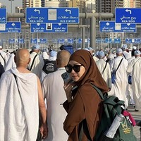 Pemain film Ayat-ayat Cinta ini mengaku tak ambil pusing karena penilaian orang lain. Baginya yang terpenting adalah penilaian dari Allah SWT. Tapiii, Gimana kalau hal2 seperti ini kita berikan ruang buat siapapun berpakaian sesuai dengan nyamannya.. tanpa di tanya, tanpa harus berstatement, tanpa di judge ketika ga sesuai keyakinan kita.. cukup mendoakan kalau dirasa ingin🤗🤗 Apapun, siapapun itu, seperti apa pakaiannya, bagaimana penampilannya, bukan kadar penentu penilaian kita akan keimanannya.. bukan hak kita juga 🤗 karna tau ngga, bisa jadi orang yang gak disangka baik kita lihat dari luar, justru lebih baik dimata Allah daripada yang terlihat baik menurut kita..❤️❤️Makasih udah membaca tulisan panjang ini 🤗 sayang semua karena Allah SWT! lanjutnya lagi. Foto: Dok. Instagram @zaskiadyamecca.