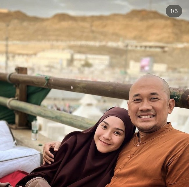 Zaskia Adya Mecca dikenal sebagai salah satu publik figur yang kerap membagikan berbagai pengalaman dan cerita, mulai dari parenting dan kegiatan sehari-hari lewat akun Instagram miliknya @zaskiadyamecca. Kali ini, dia menceritakan pengalaman ya ketika disindir dan menerima berbagai pertanyaan terkait penampilannya selama naik haji, memakai hijab dan busana syari. Foto: Dok. Instagram @zaskiadyamecca.