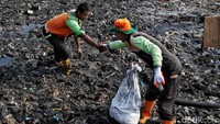 Bahkan beberapa sampah terlihat sudah menyatu dengan tanah dan lumpur. Aroma tak sedap juga tercium di lokasi.  