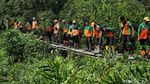 Petugas Gabungan Gerebek Sampah di Hutan Mangrove Muara Angke