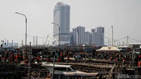 Dalam aksi tersebut, sekitar 50 meter kubik sampah berhasil ditangani petugas secara manual menggunakan keranjang atau dengan mesin ekskavator amfibi. Namun, aksi bersih-bersih sampah itu belum selesai.  