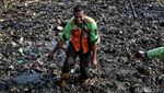 Petugas Gabungan Gerebek Sampah di Hutan Mangrove Muara Angke