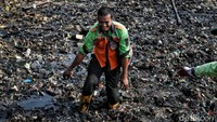Sampah yang menutupi hutan mangrove itu membentang sepanjang dua sampai tiga kilometer.  