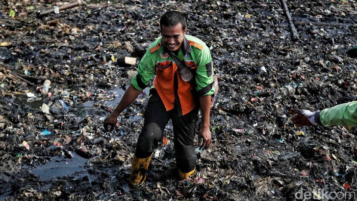 Gerebek Sampah di Lautan Muara Angke Sejumlah petugas gabungan membersihkan sampah di Taman Mangrove Muara Angke, Jakarta Utara, Kamis (13/7/2023).