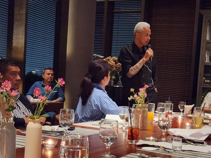 Gubernur Jateng sekaligus bakal capres PDIP, Ganjar Pranowo, bertemu para pemimin media (pimred) di Kemang, Jaksel, Rabu (12/7/2023).