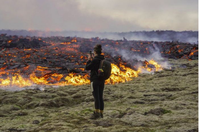Gunung Berapi Islandia meletus, turis foto-foto