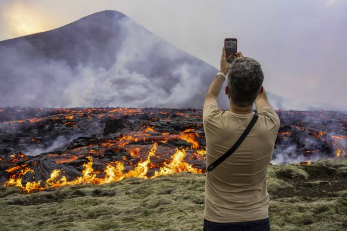 Gunung Berapi Islandia meletus, turis foto-foto