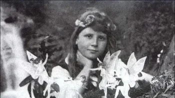 Dua gadis kecil berhasil membohongi dunia dengan foto peri palsu pada pertengahan 1917. Foto: Creative Commons via BuzzFeed