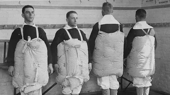 Pelaut Amerika Serikat yang bertempur di Perang Dunia I dilatih untuk mengikat kasur tempat tidur alih-alih pakai jaket pelampung. Foto: Facebook via BuzzFeed  