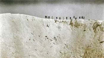 Tentara Inggris memicu salah satu ledakan non-nuklir terbesar dalam sejarah modern, menewaskan 10.000 tentara Jerman. Pada 7 Juni 1917, 19 ranjau yang sangat eksplosif ditempatkan di terowongan di bawah tentara Jerman di La Boisselle dekat Messines di Prancis. Ledakan itu sangat keras hingga terdengar di London dan Dublin, ada awan jamur yang menjulang setinggi 4.000 kaki, dan meninggalkan kawah besar.  Foto: imgur via BuzzFeed  