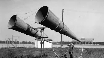 Sebelum penemuan radar, orang-orang Bolling Field di Washington DC berusaha untuk mendengarkan serangan udara dengan alat ini. Pelacak akustik ini pada dasarnya adalah alat bantu dengar raksasa, yang mengalirkan suara ke operator melalui dua perangkat mirip stetoskop yang panjang. Ternyata, benda ini tidak terlalu efektif. Foto: reddit via BuzzFeed  