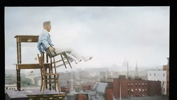 Aksi akrobat The Human Fly menyuguhkan hiburan dengan menyeimbangkan tubuh di pinggir bangunan berlantai tinggi. Foto: i.imgur.com via BuzzFeed