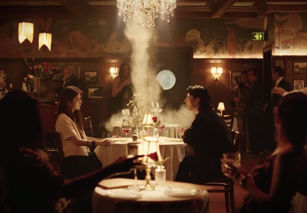 Han So Hee dan Jungkook BTS dalam video klip SEVEN Han So Hee dan Jungkook BTS dalam video klip SEVEN