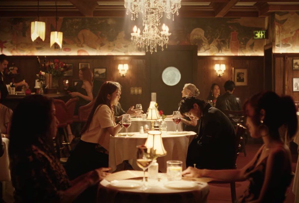 Han So Hee dan Jungkook BTS dalam video klip SEVEN Han So Hee dan Jungkook BTS dalam video klip SEVEN