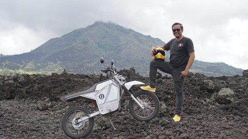 I Gusti Ngurah Putra Darmagita dengan motor custom litrik karyanya.
