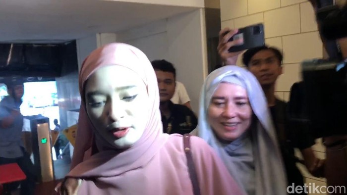 Inara Rusli datangi Polda Metro Jaya.