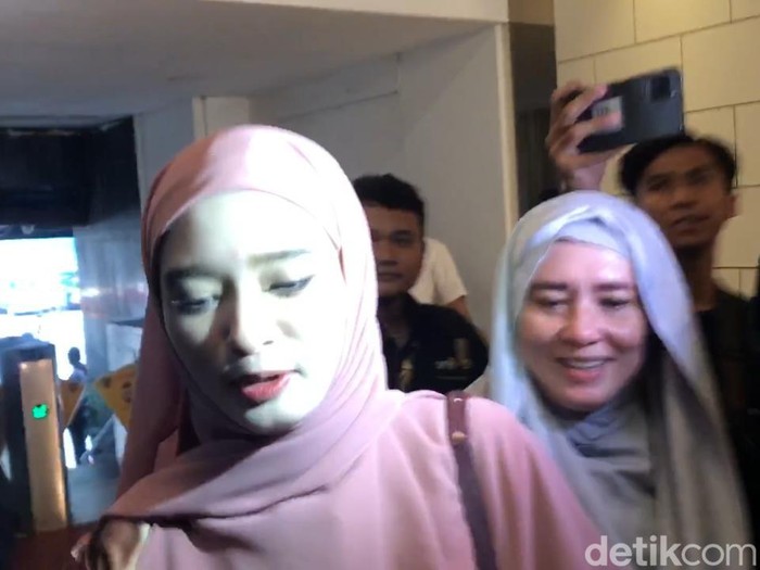 Inara Rusli datangi Polda Metro Jaya.