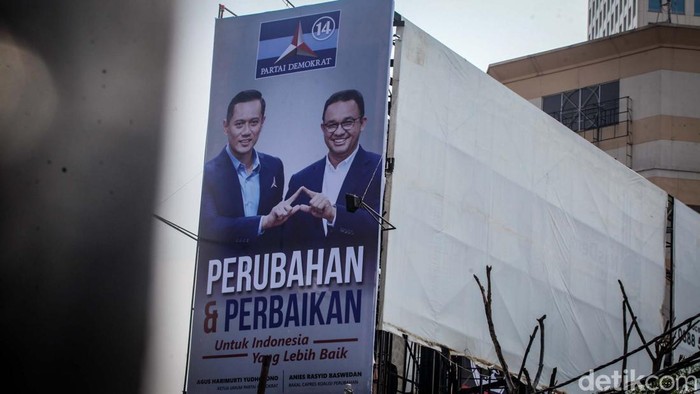 Baliho bergambar bakal capres Anies Baswedan dan Ketum PD Agus Harimurti Yudhoyono (AHY) ramai bermunculan di ibu kota. Baliho tersebut memuat tagline perubahan dan perbaikan.