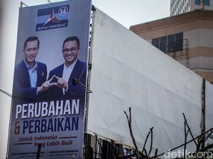 Demokrat Take Down Baliho Anies!