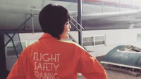 Selama menjadi flight attendant, Irma tampil dengan rambut model bob cut pendek plus bergaya tomboy. (Foto: Instagram @irmapurbas)
