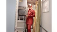 Dirinya bahkan pernah berkesempatan terbang di satu musim haji. Ia yang merupakan seorang kristen mengenakan hijab saat itu. Menurutmu, Irma sudah cocok jadi wanita muslimah nggak, nih, detikers? (Foto: Instagram @irmapurbas)