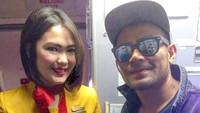 Selain terbang ke sana-sini, Irma juga pernah satu pesawat dengan artis, yaitu Judika. Kalau penumpangnya begini, kan adek jadi betah, guyon Irma seperti pada caption foto tersebut. (Foto: Instagram @irmapurbas)