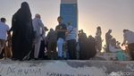 Foto: Duh! Vandalisme di Jabal Rahmah Ada Nama Diana-Hartina