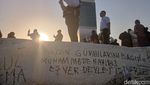Foto: Duh! Vandalisme di Jabal Rahmah Ada Nama Diana-Hartina