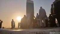 Jabal Rahmah yang dijuluki Bukit Kasih Sayang itu banyak dikunjungi jutaan umat Islam dunia, khususnya di musim haji. Jabal Rahmah dipercaya tempat pertemuan pertama Nabi Adam AS dan istrinya Siti Hawa, setelah ratusan tahun terpisah akibat melanggar larangan Allah SWT sehingga diturunkan ke dunia dari surga. (Foto: Erwin Dariyanto/detikcom)