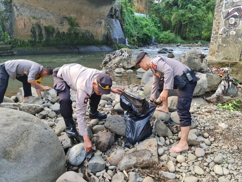 Jajaran Polresta Bogor Kota Bersih-Bersih Sungai Ciliwung
