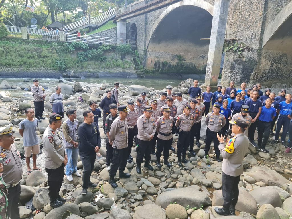Jajaran Polresta Bogor Kota Bersih-Bersih Sungai Ciliwung