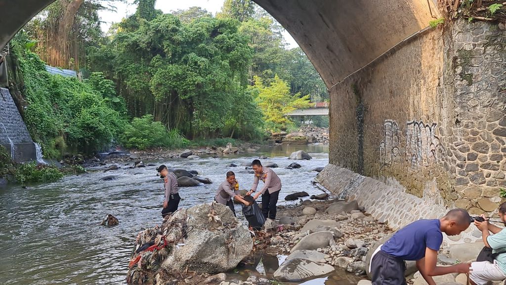 Jajaran Polresta Bogor Kota Bersih-Bersih Sungai Ciliwung