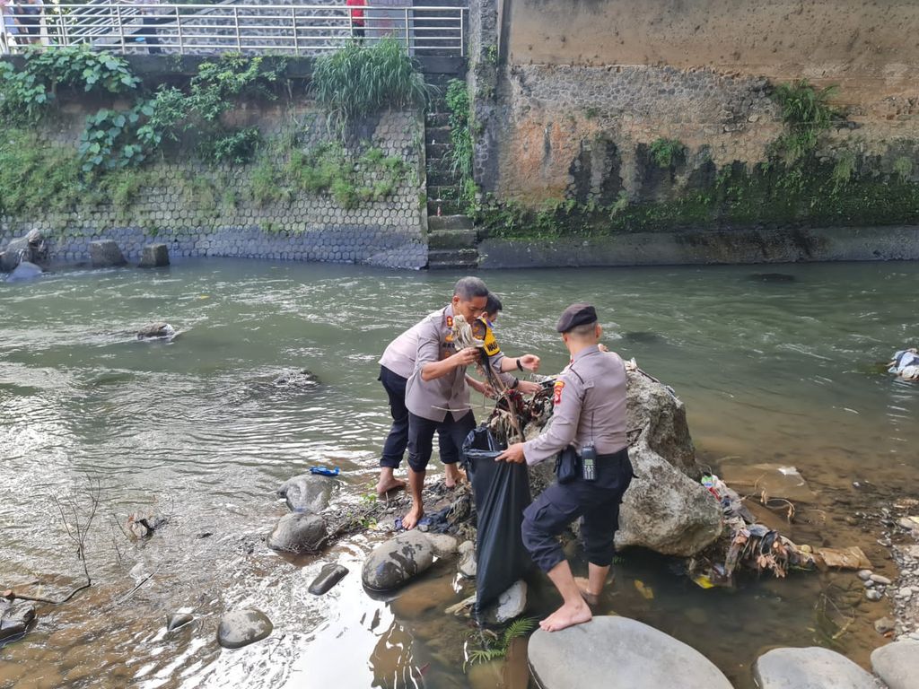Jajaran Polresta Bogor Kota Bersih-Bersih Sungai Ciliwung
