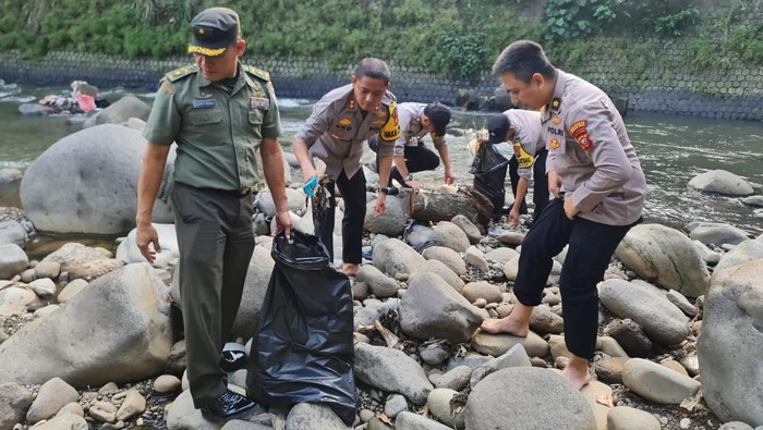 Jajaran Polresta Bogor Kota Bersih-Bersih Sungai Ciliwung