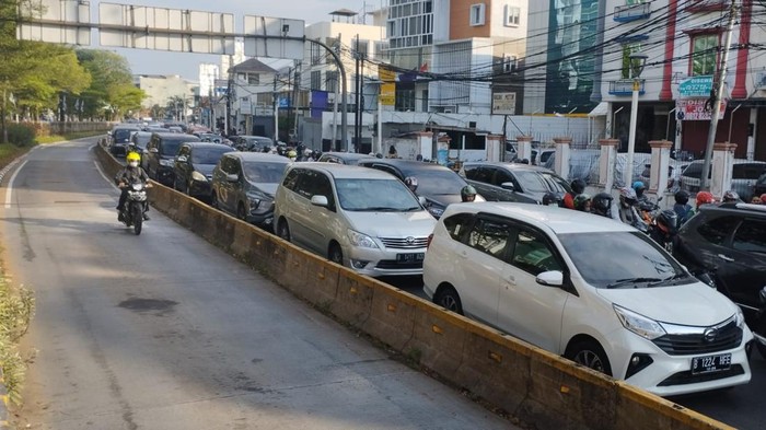 Jalan Daan Mogot Arah Jakarta Kota Macet, Kendaraan Terobos Jalur TransJ