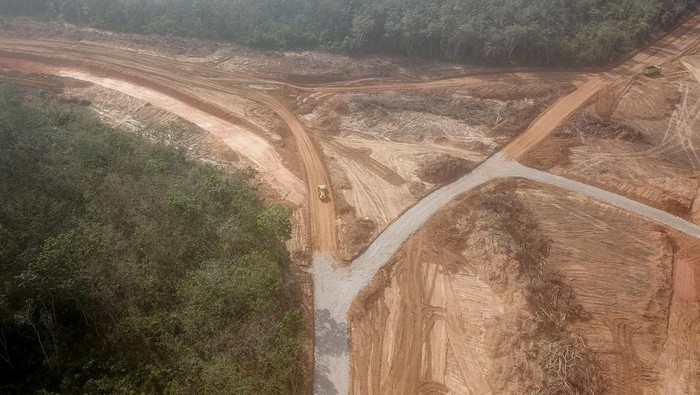 Jalan Tol Jambi-Sumsel di Muaro Jambi Mulai Dibagun, Foto udara aktivitas kendaraan bermuatan tanah di lokasi pembangunan Jalan Tol Bayung Lencir -Tempino Seksi 3 di Muaro Sebapo, Muaro Jambi, Jambi, Kamis (13/7/2023). Pembebasan lahan untuk pembangunan jalan tol yang menghubungkan Jambi dengan Sumatera Selatan sepanjang 15 kilometer lebih itu telah mencapai 96 persen dan ditargetkan bisa difungsikan pada Desember 2024 itu . ANTARA FOTO/Wahdi Septiawan/Spt.
