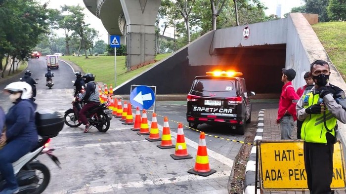 Jalur lambat kolong Semanggi mengarah ke Blok M, Kamis (13/7/2023) pagi ini ditutup sementara karena ada pengaspalan jalan.