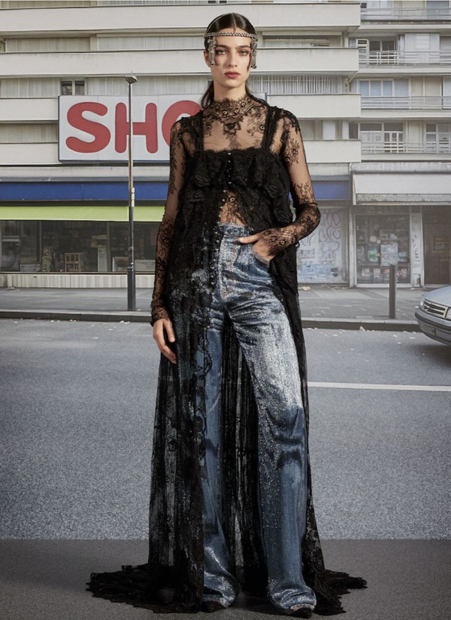 Jeans mewah muncul pula di peragaan Jean Paul Gaultier yang kali ini digawangi oleh desainer tamu Julien Dossena. (Foto: Dok. Jean Paul Gaultier)