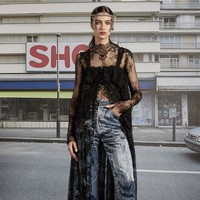 Jeans mewah muncul pula di peragaan Jean Paul Gaultier yang kali ini digawangi oleh desainer tamu Julien Dossena. (Foto: Dok. Jean Paul Gaultier)