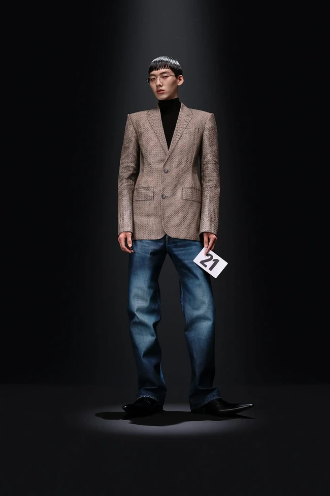 Demna juga melakukan pendekatan trompe loeil untuk koleksi denim mewahnya di koleksi couture ke-52 rumah mode Balenciaga. Namun, efek tersebut ia hadirkan dengan teknik melukis. (Foto: Dok. Balenciaga)