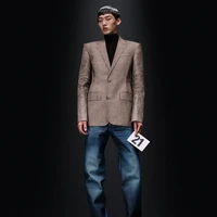 Demna juga melakukan pendekatan trompe loeil untuk koleksi denim mewahnya di koleksi couture ke-52 rumah mode Balenciaga. Namun, efek tersebut ia hadirkan dengan teknik melukis. (Foto: Dok. Balenciaga)