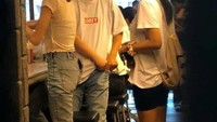 Ini merupakan tangkapan foto dari netizen yang tak sengaja melihat Jennie dan Lisa BLACKPINK kulineran saat berada di Jepang. Foto: Instagram